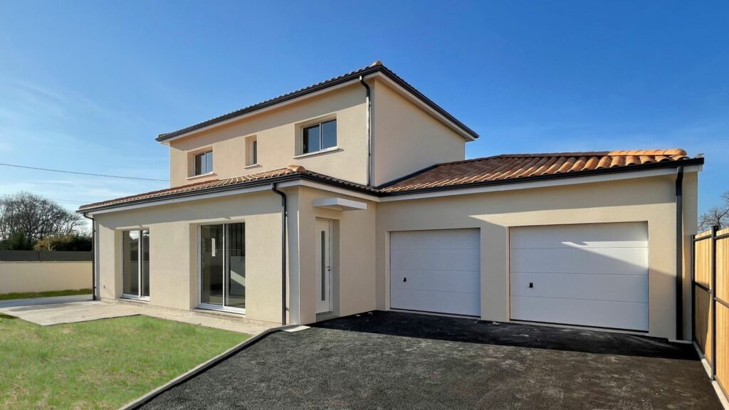 Maisons Bati Sud, constructeur de maisons en Gironde - Photo réalisation de maison fonctionnelle avec double garage