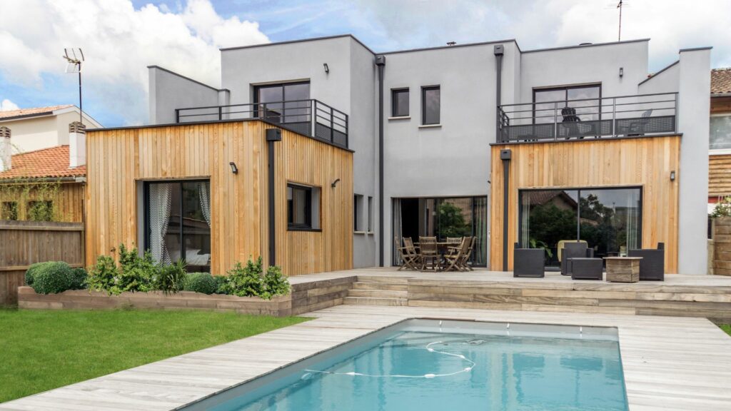 Maisons Bati Sud, constructeur de maisons en Gironde - Photo réalisation maison de ville & toit terrasse accessible en bardage bois