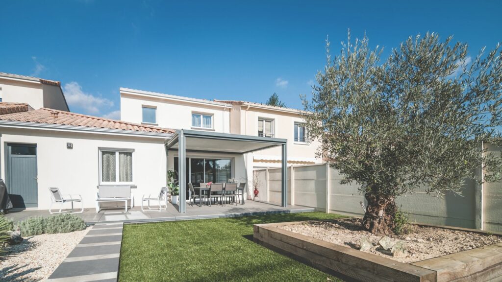 Maisons Bati Sud, constructeur de maisons en Gironde - Photo réalisation de maison de ville avec pergola bio-climatique