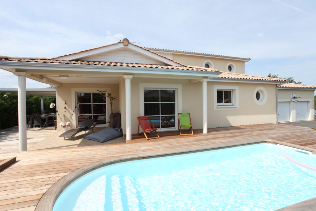 Maisons Bati Sud, constructeur de maisons en Gironde - Photo réalisation de maison double bassin avec piscine et spa